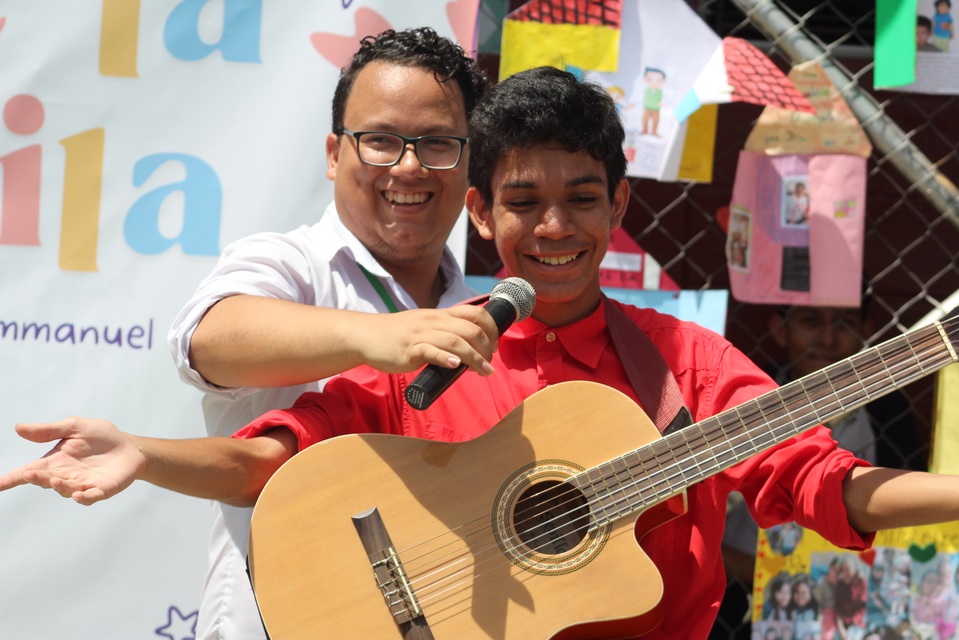 Estudiante tocando guitarra en actividad de paz