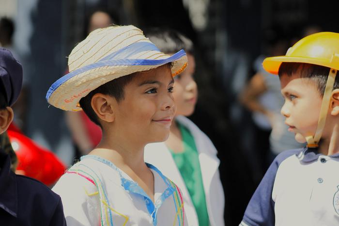 Escoltas del CBE con estandarte institucional